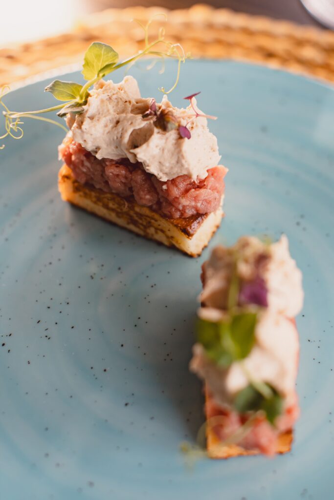 Tartare di vitello con spuma di tonno